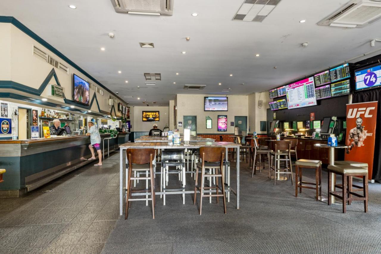 Frontier Hotel Даруин Екстериор снимка